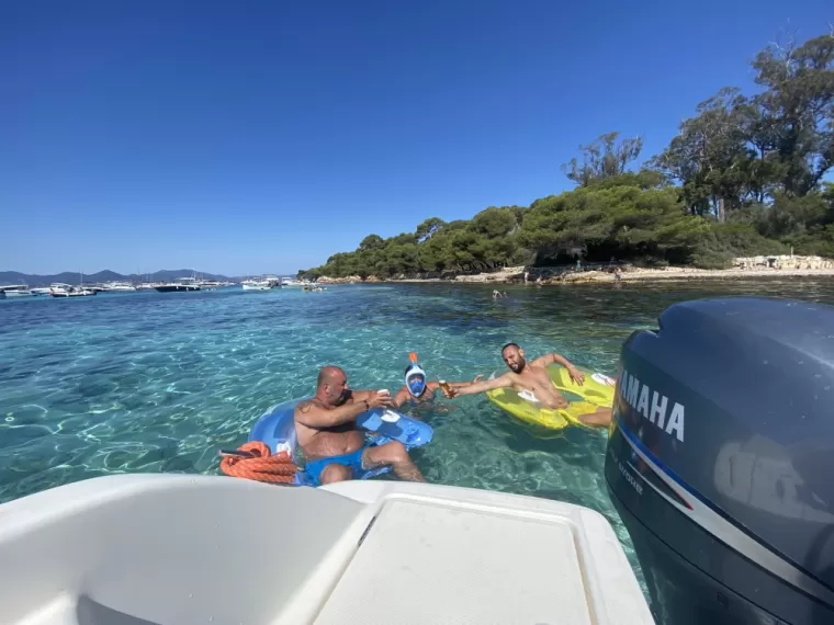 Journéé bateau aux îles entre amis